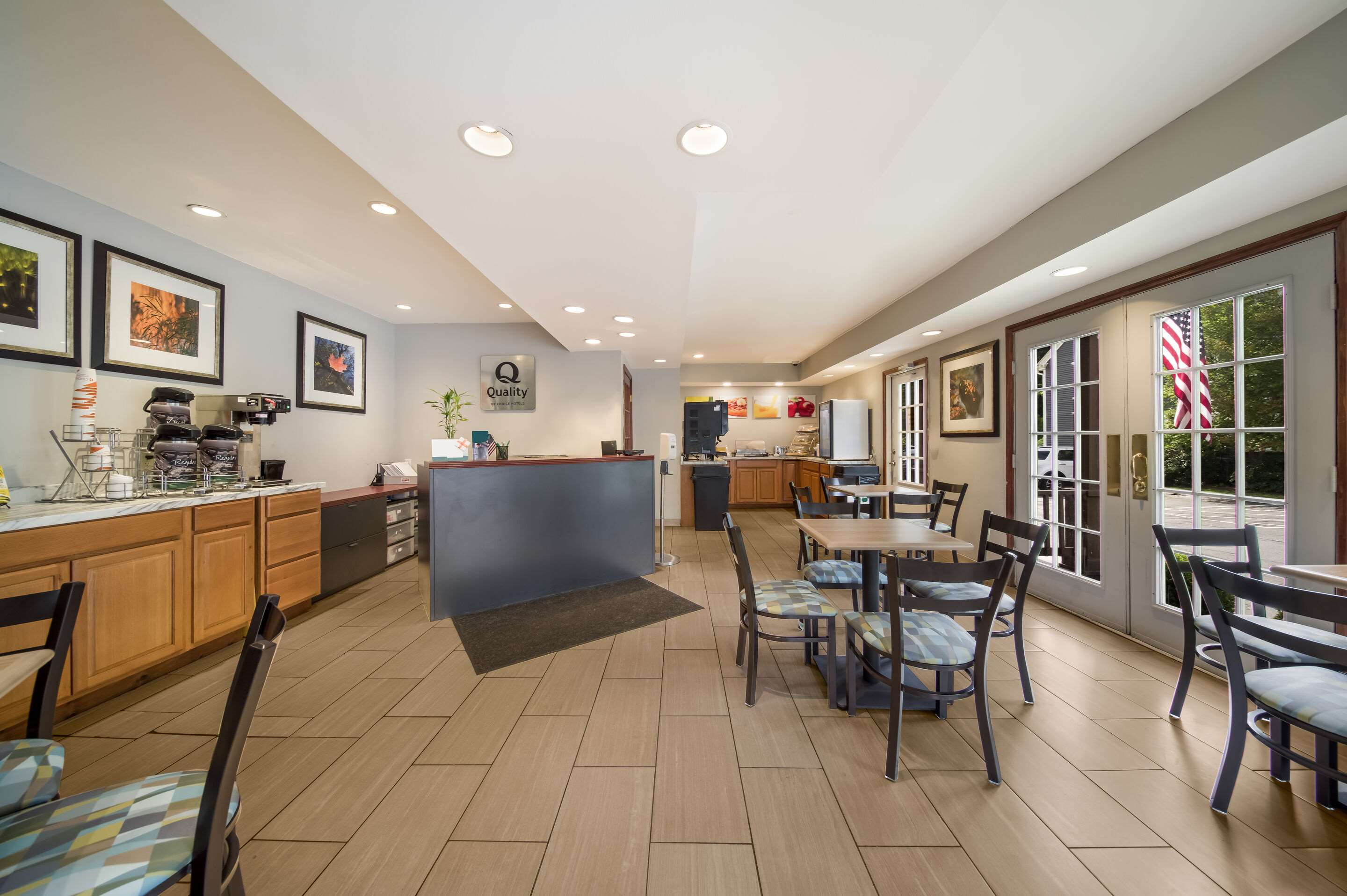 Lobby with sitting area | Quality Inn
