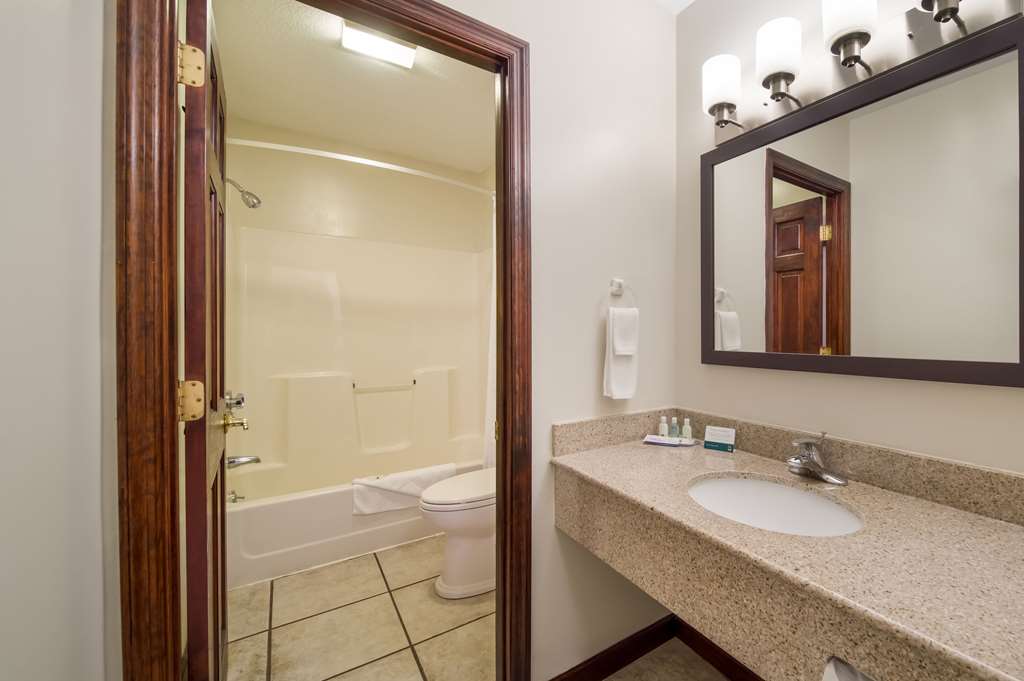 QUALITY INN GREAT BARRINGTON-guestroom-Guest Room,Bathroom,On-Site.jpg