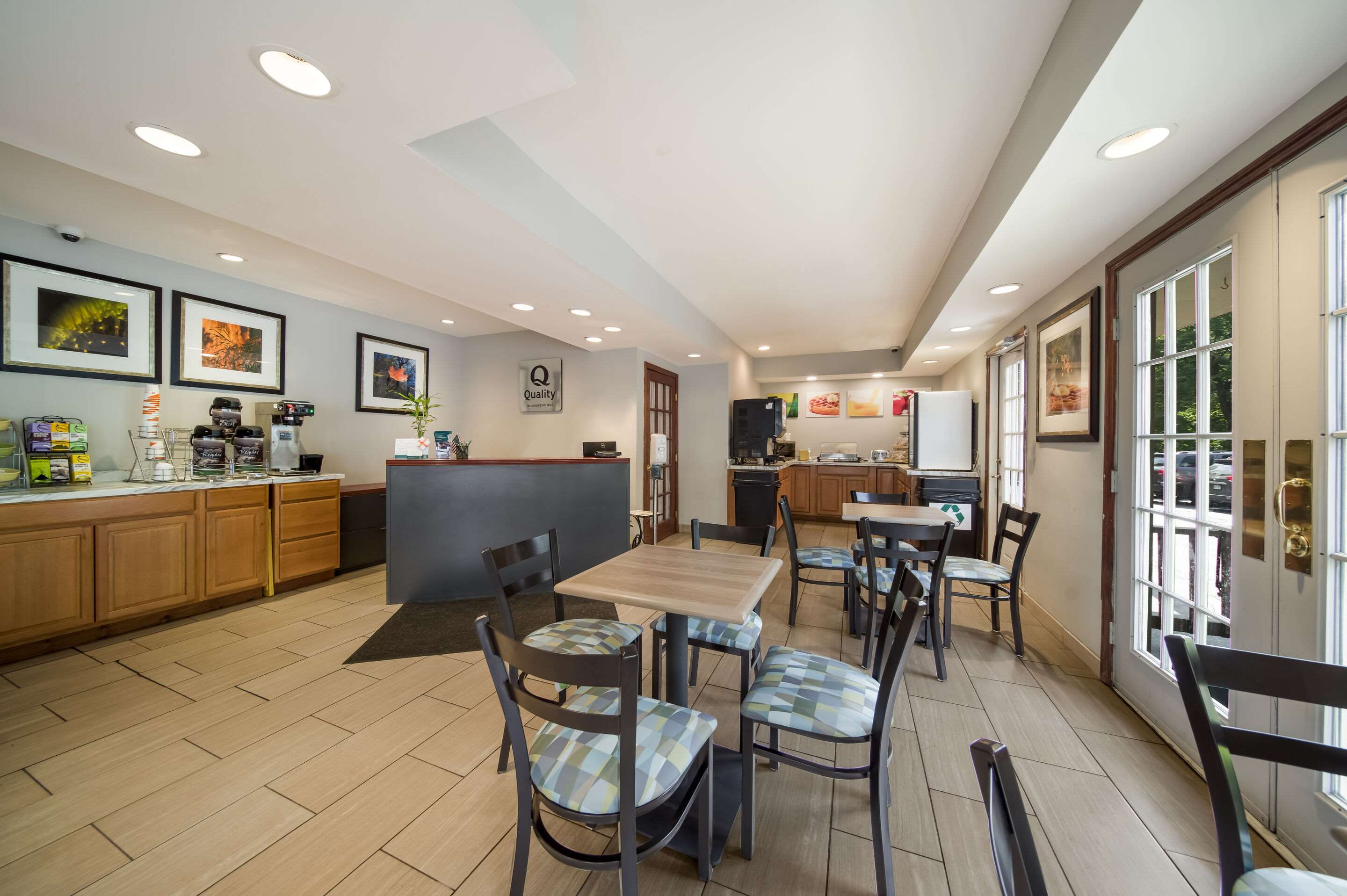 Enjoy breakfast in this seating area | Quality Inn