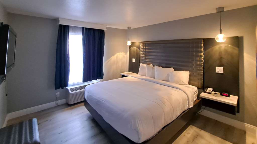 CLARION POINTE EL CAJON SAN DIEGO E-guestroom-Guest Room,Suite,On-Site.jpg