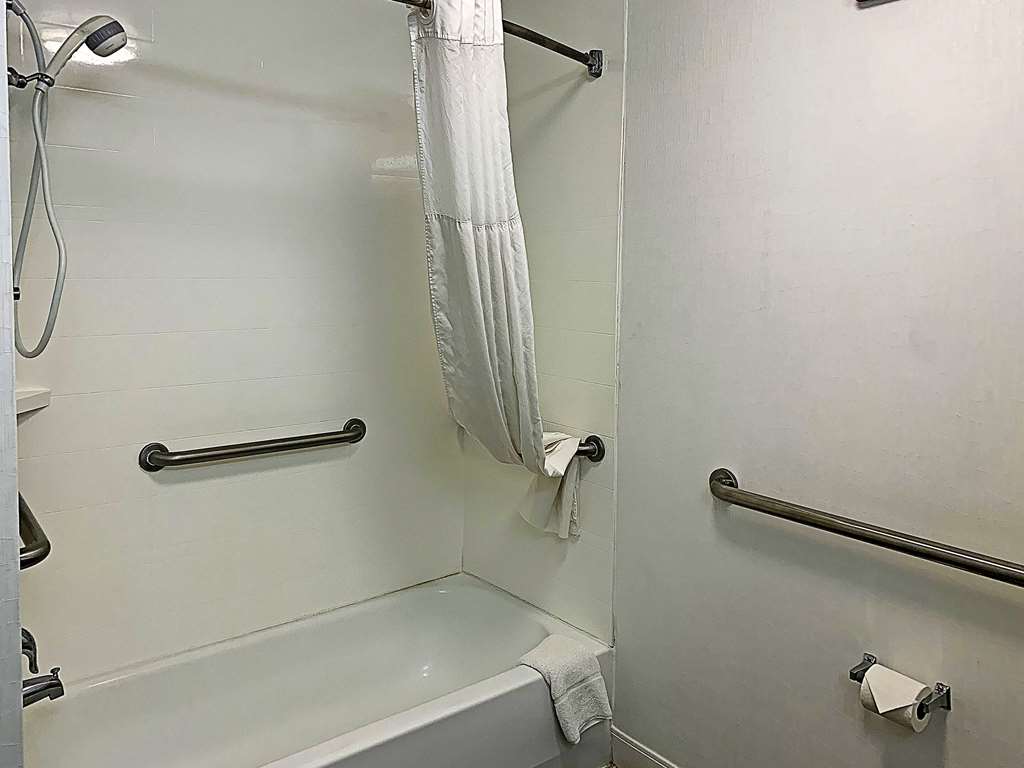 COMFORT INN DARIEN - NORTH BRUNSWIC-guestroom-Guest Room,Bathroom,On-Site.jpg