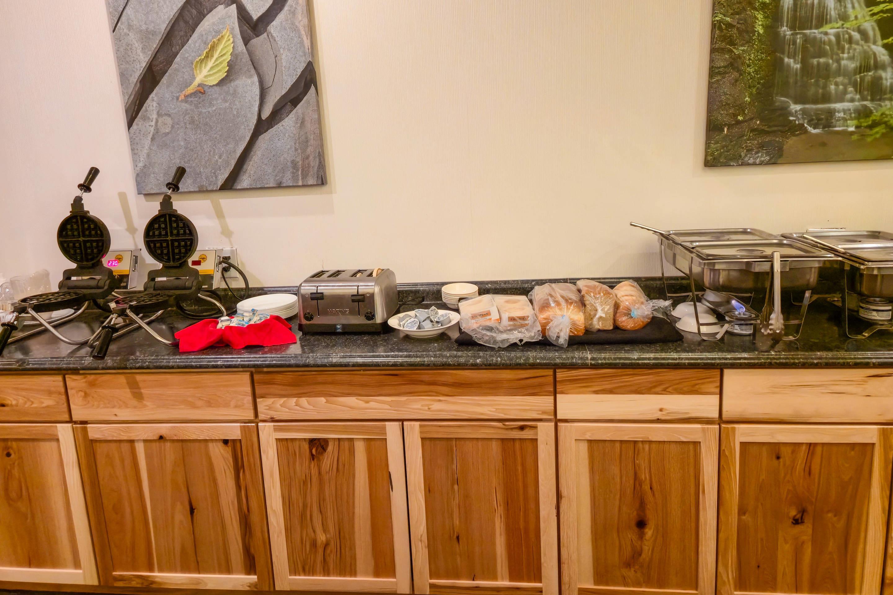 Breakfast area | Clarion Inn Elmira-Horseheads