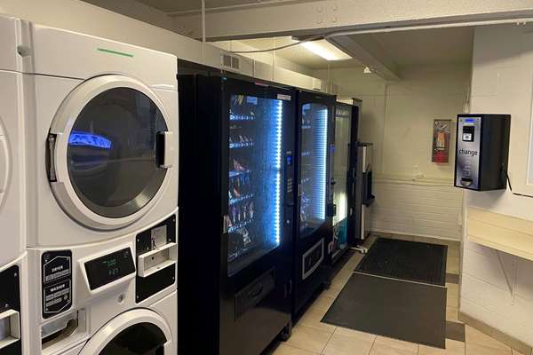  - Travelodge Madison Heights - I-75, Exit 65