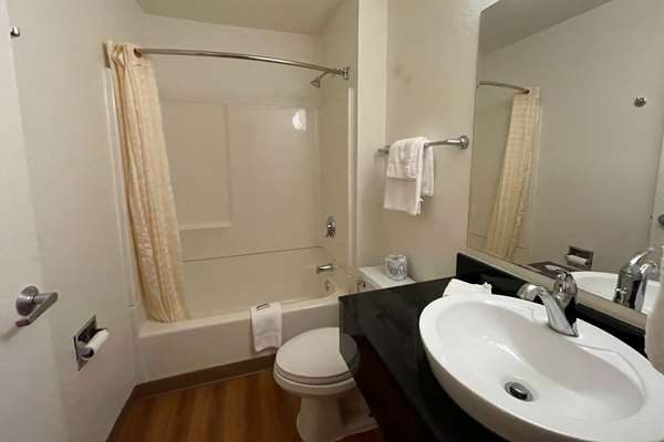  - Travelodge Madison Heights - I-75, Exit 65