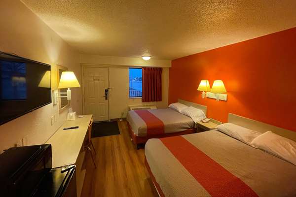  - Travelodge Madison Heights - I-75, Exit 65