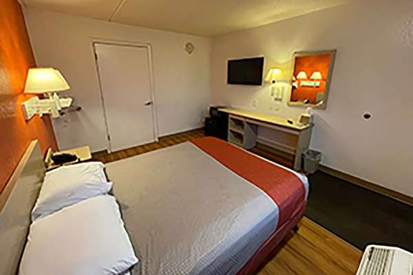  - Travelodge Madison Heights - I-75, Exit 65