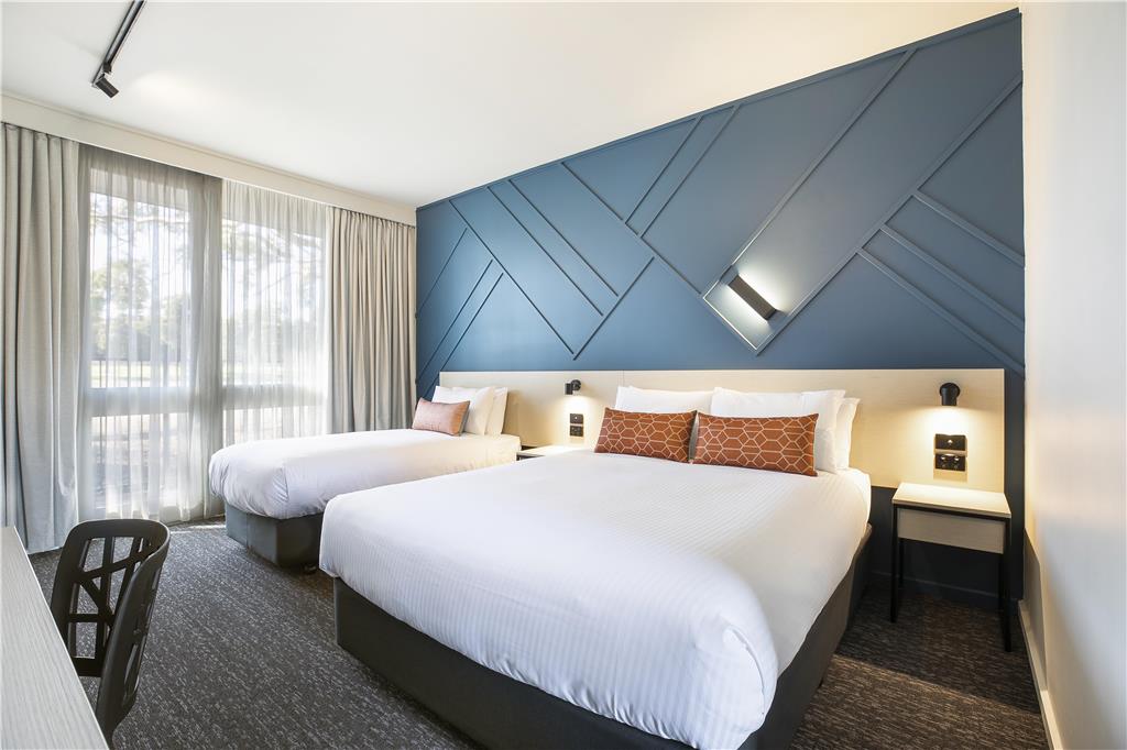 NIGHTCAP AT SANDOWN PARK HOTEL-guestroom-Guest Room,On-Site.jpg