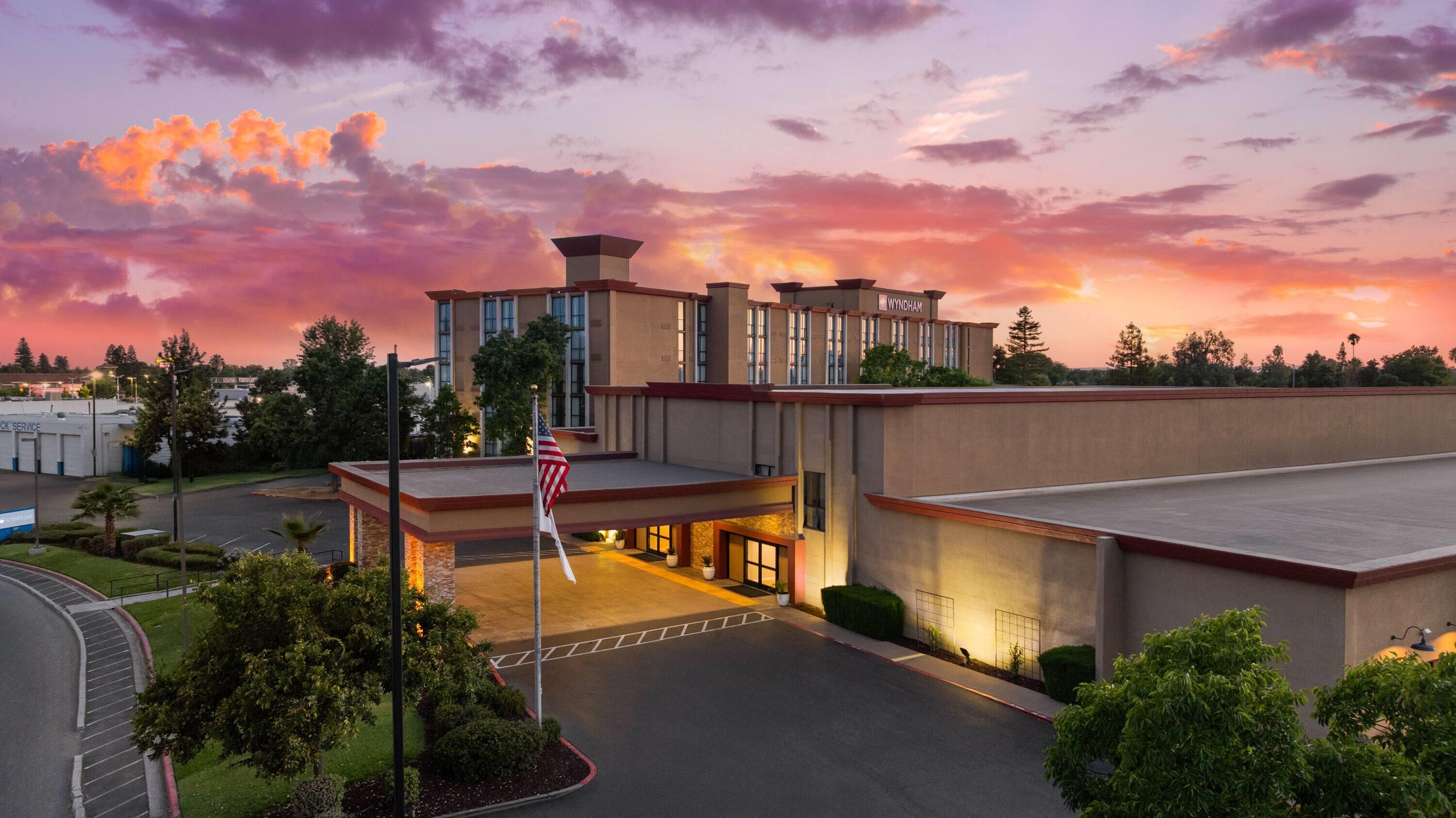 Exterior | Crowne Plaza Hotel Sacramento Northeast