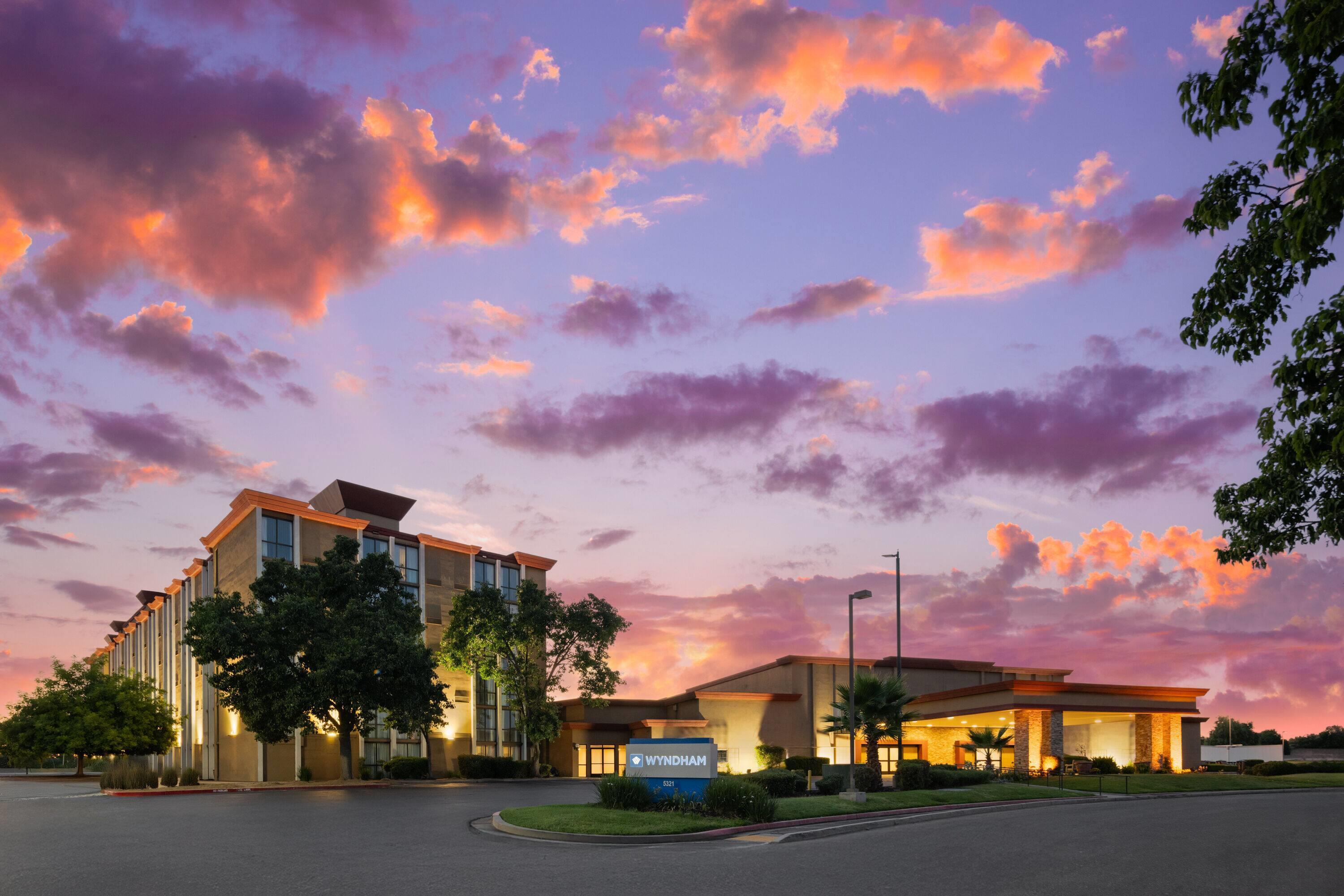 Exterior | Crowne Plaza Hotel Sacramento Northeast
