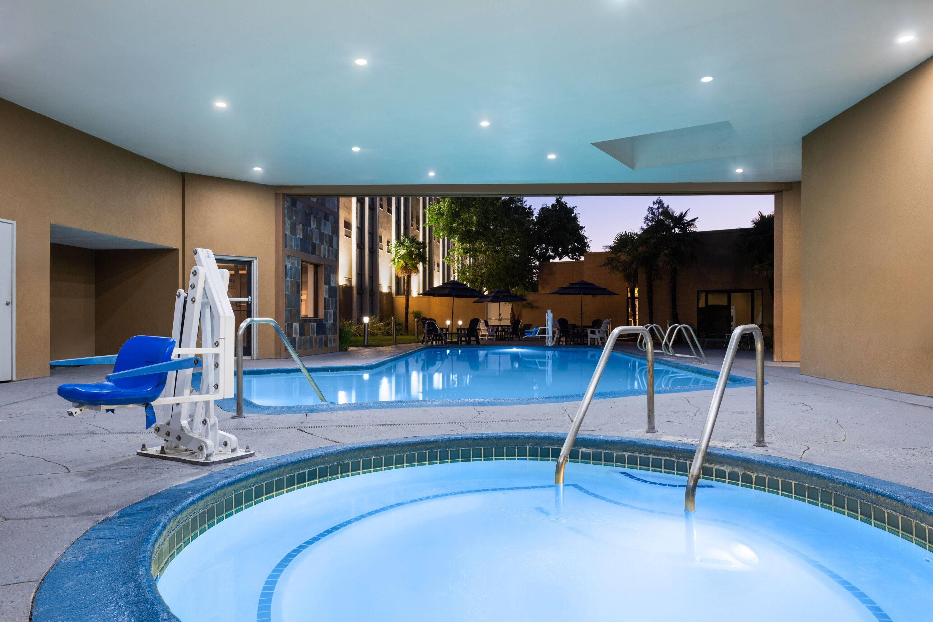 Pool | Crowne Plaza Hotel Sacramento Northeast