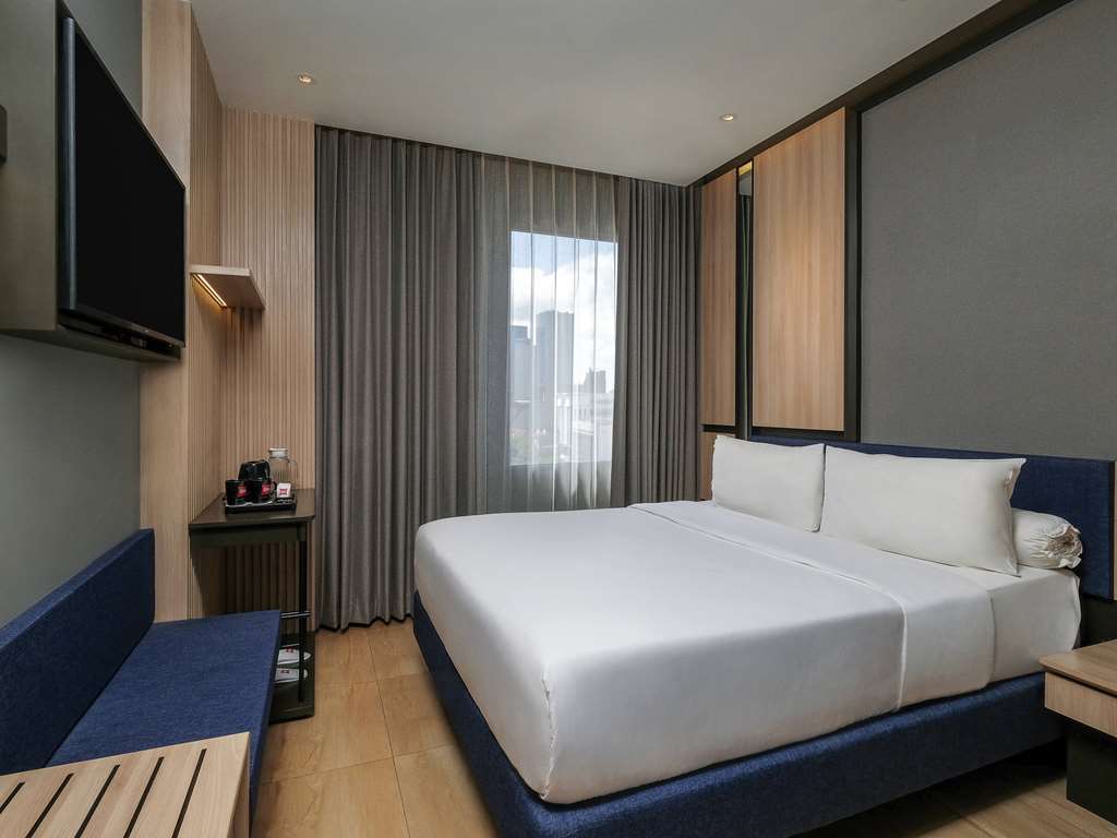 ibis Surabaya Tidar Room Type - Classic room with 1 queen size bed, City side