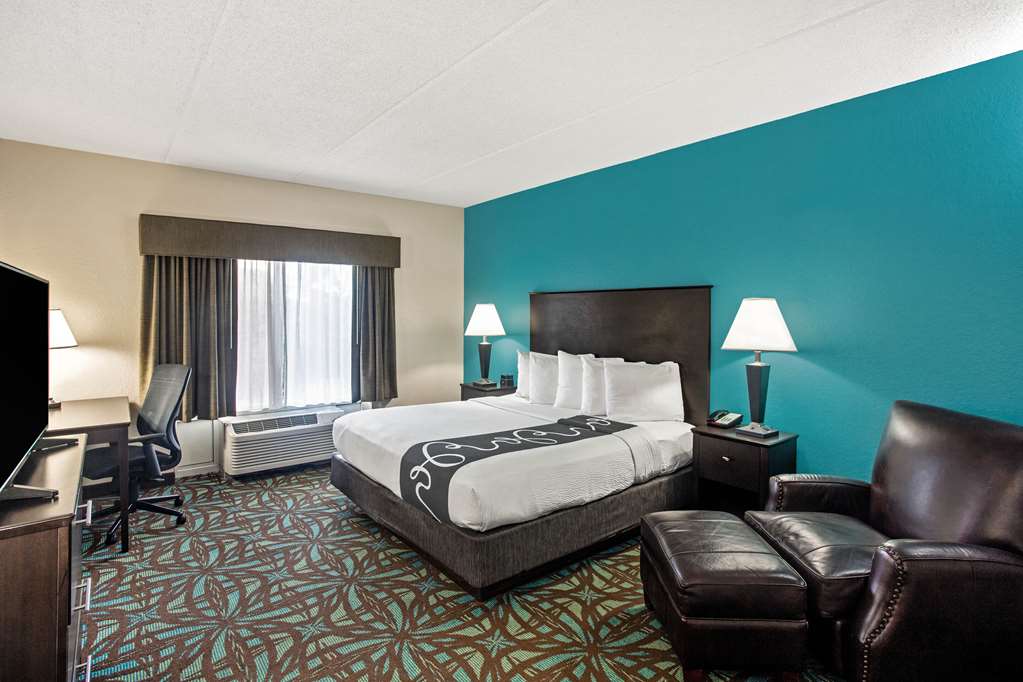 COMFORT INN AND SUITES SARASOTA I75-guestroom-Guest Room,On-Site.jpg