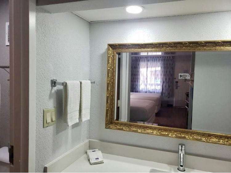 STUDIO 6 SAVANNAH, GA - GATEWAY AND-guestroom-Guest Room,Bathroom,On-Site.jpg