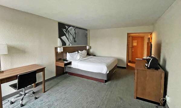  - Clarion Pointe Hotel Hopkinsville - I-169, Exit 7