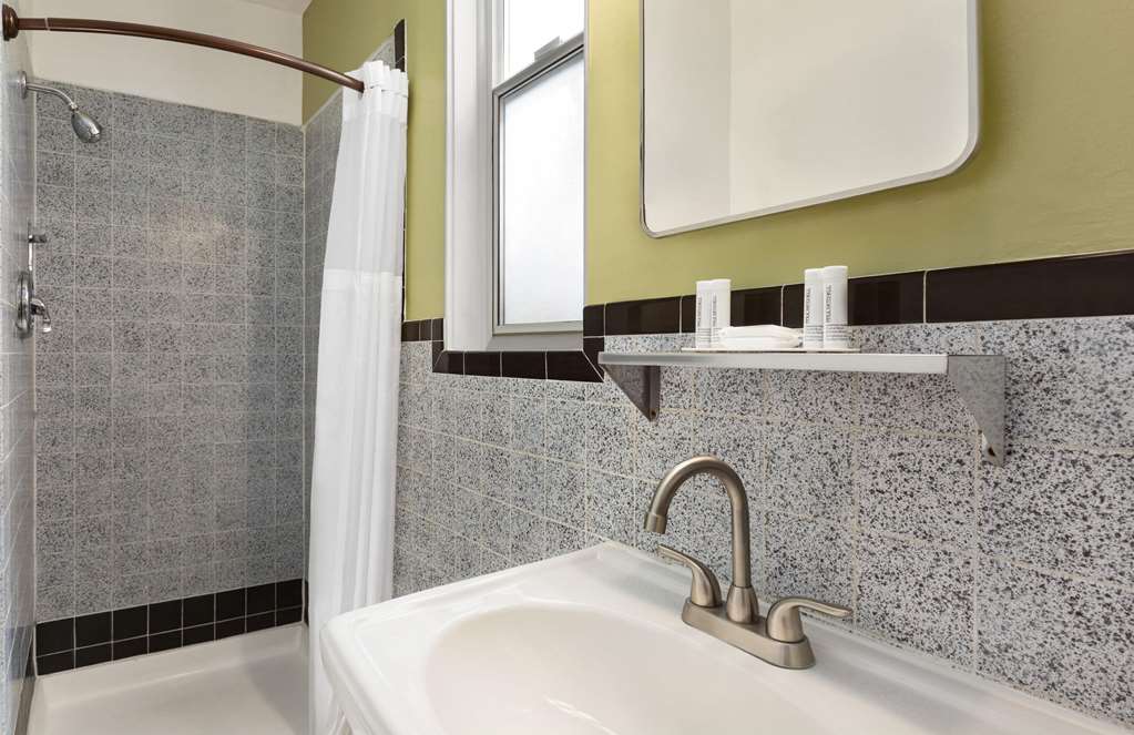 BAYMONT FORT BRAGG-guestroom-Guest Room,Bathroom,On-Site.jpg