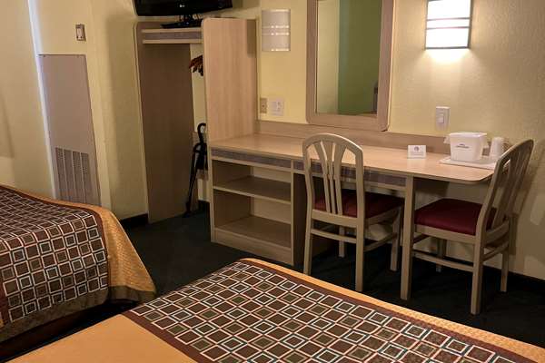  - Howard Johnson Hotel Clarksville - I-24, Exit 4