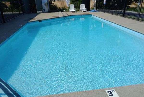 Pool - Howard Johnson Hotel Clarksville - I-24, Exit 4