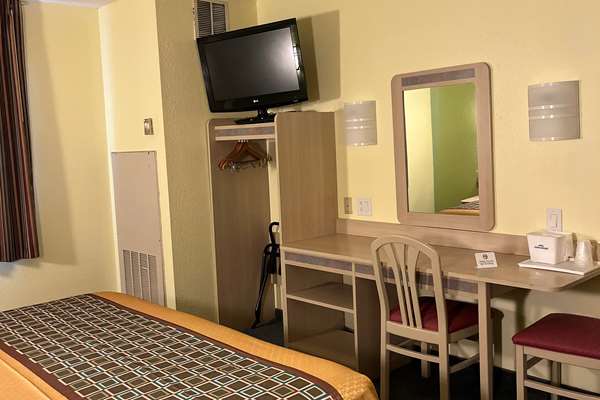  - Howard Johnson Hotel Clarksville - I-24, Exit 4