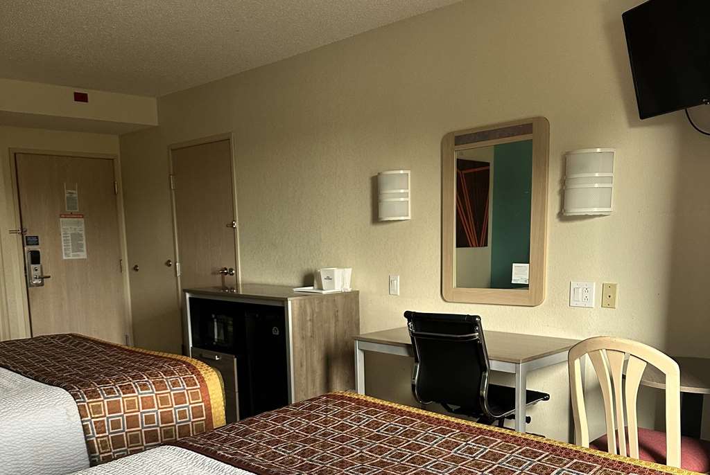 HOWARD JOHNSON BY WYNDHAM CLARKSVIL-guestroom-Guest Room,On-Site.jpg