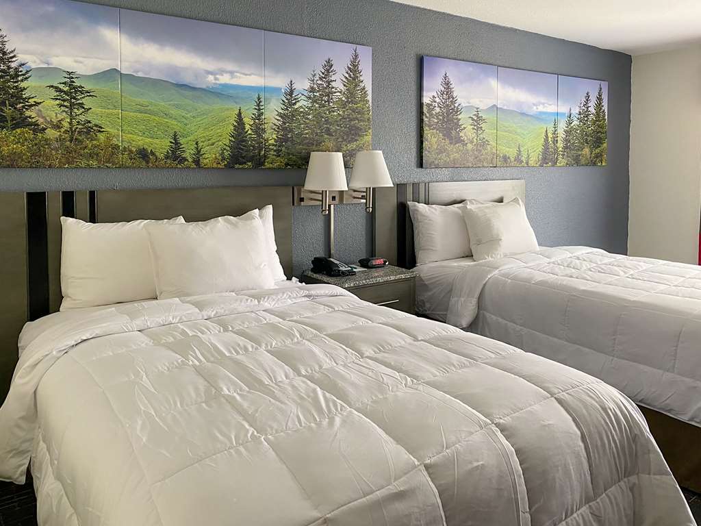 Clarion Pointe-Greensboro Coliseum Area
