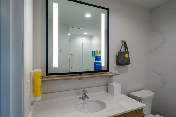  - Tru by Hilton Hotel Naperville