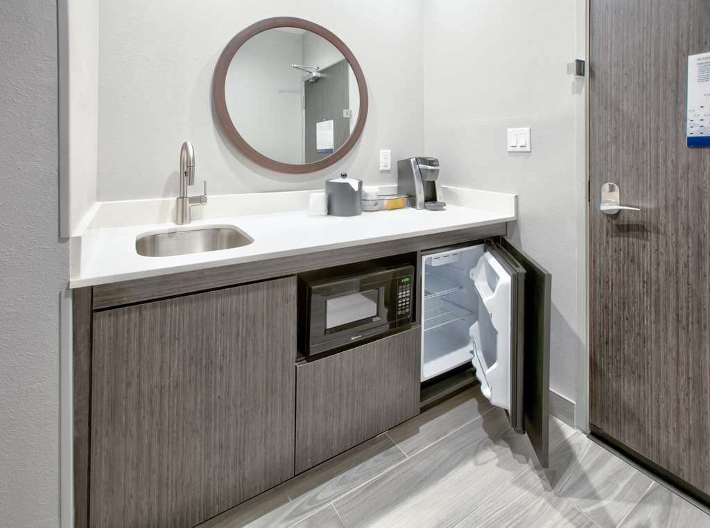 Hampton Inn & Suites by Hilton Dalhart Room Type - KING ACC STE FRDG MIC NS