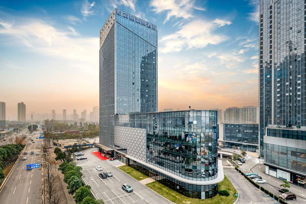 Hampton by Hilton Wuhan Railway Station - Tap to explore photos