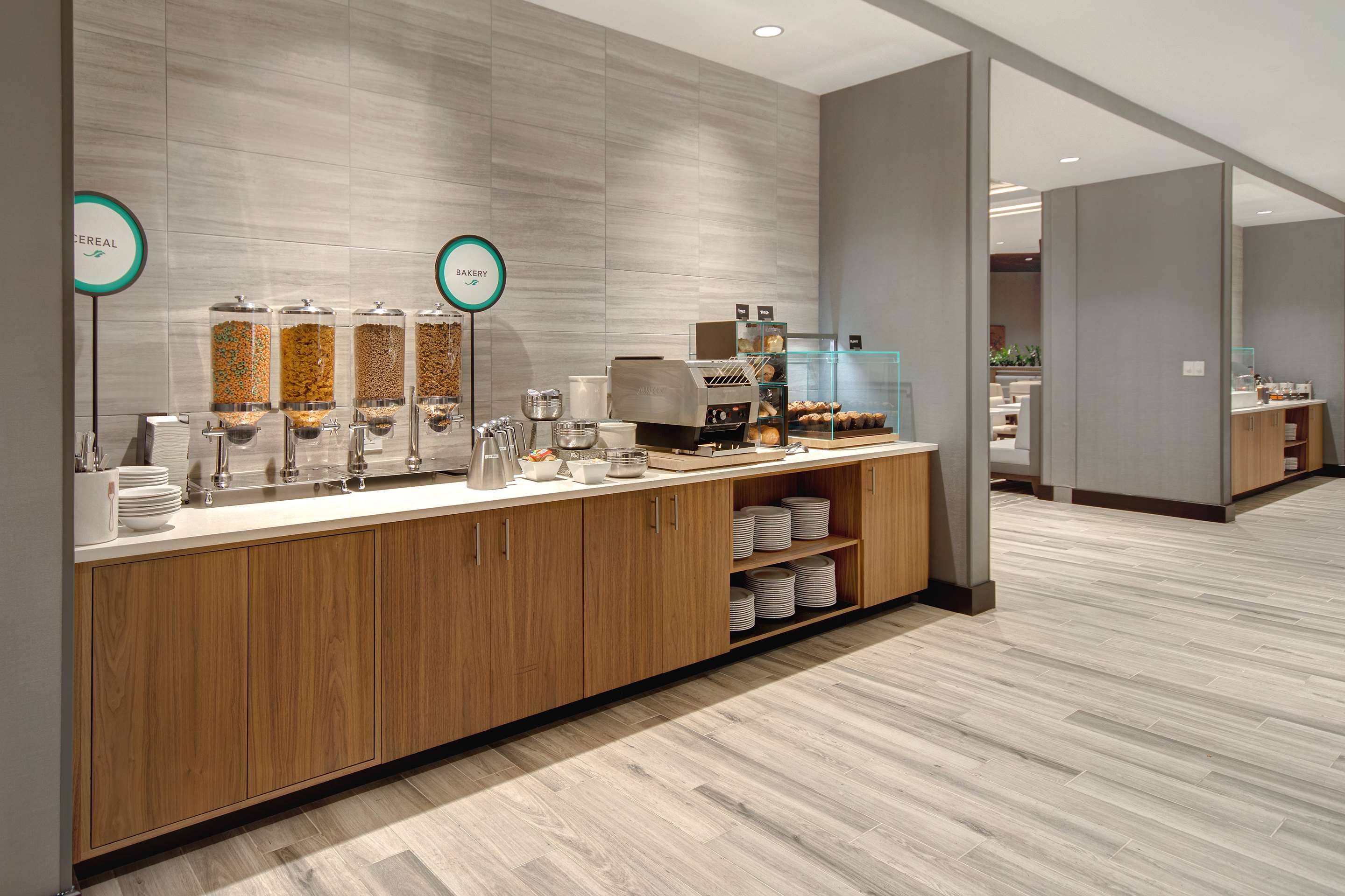 Breakfast Area | Embassy Suites By Hilton Alpharetta Halcyon