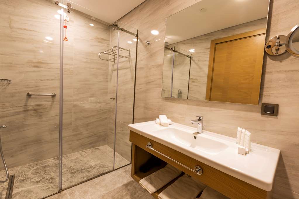 RADISSON HOTEL ISTANBUL HARBIYE-guestroom-Guest Room,Bathroom,On-Site.jpg