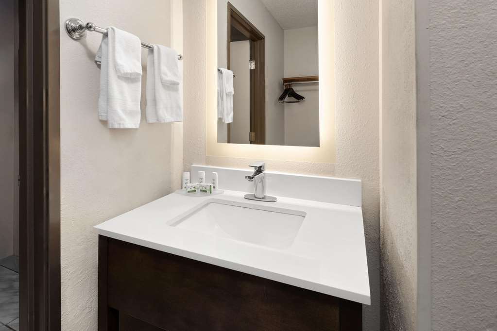 WINGATE MARION-guestroom-Guest Room,Bathroom,On-Site.jpg