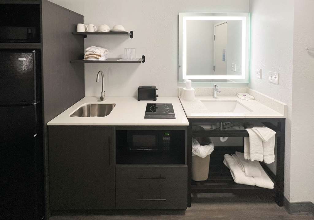 STUDIO 6 ALTOONA, IA - DES MOINES E-guestroom-Guest Room,Suite,On-Site.jpg