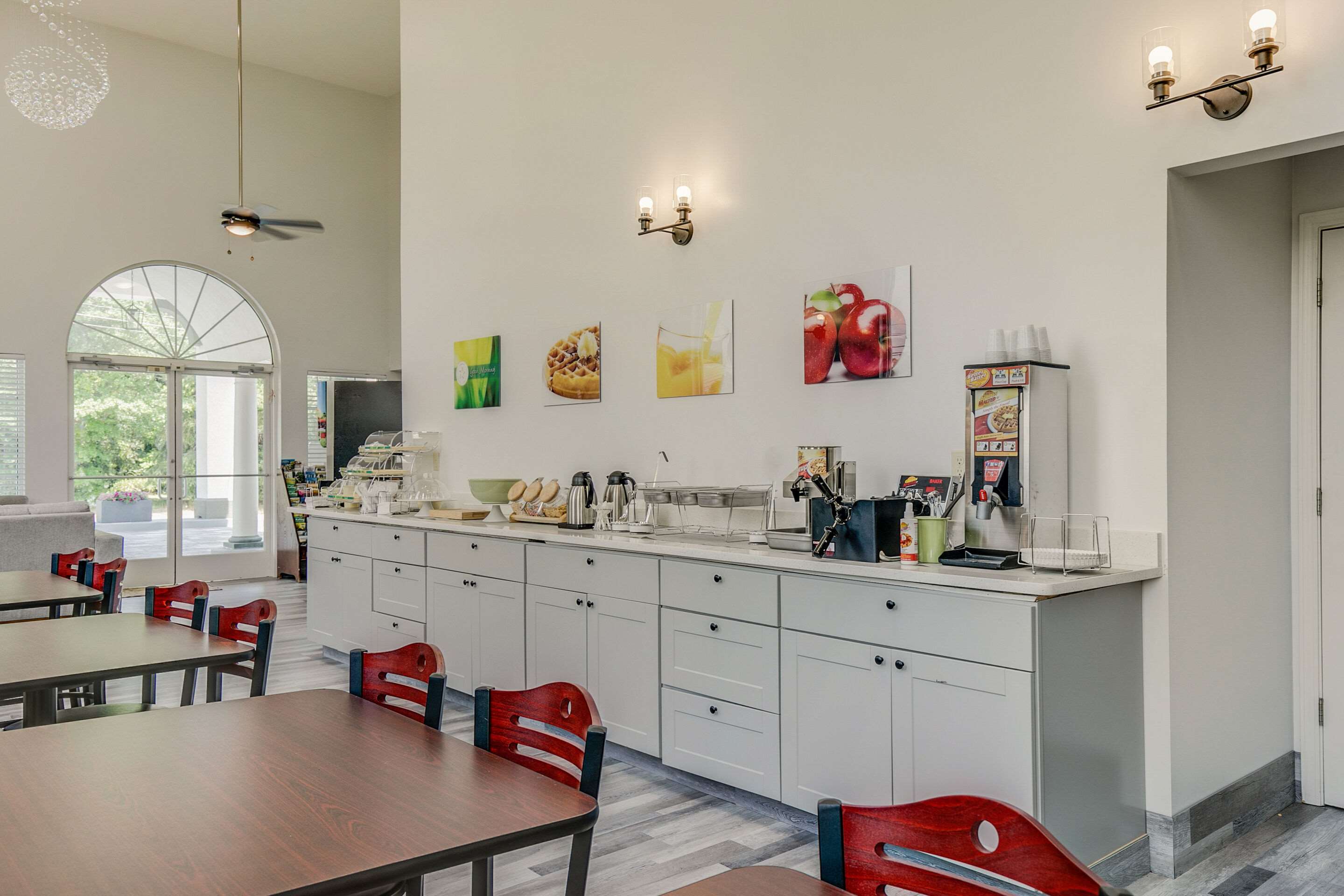 Breakfast area | Quality Inn