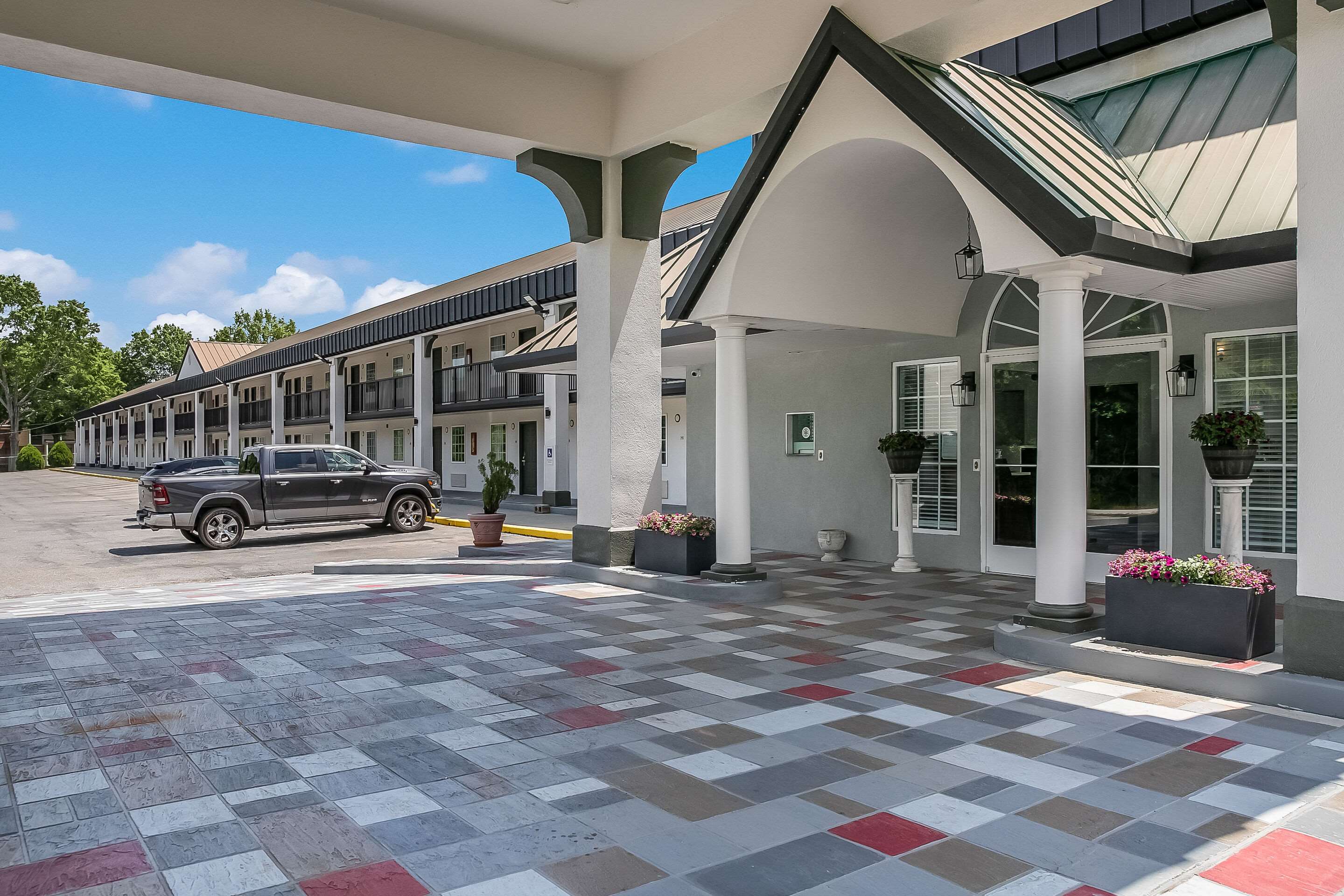 Hotel entrance | Quality Inn
