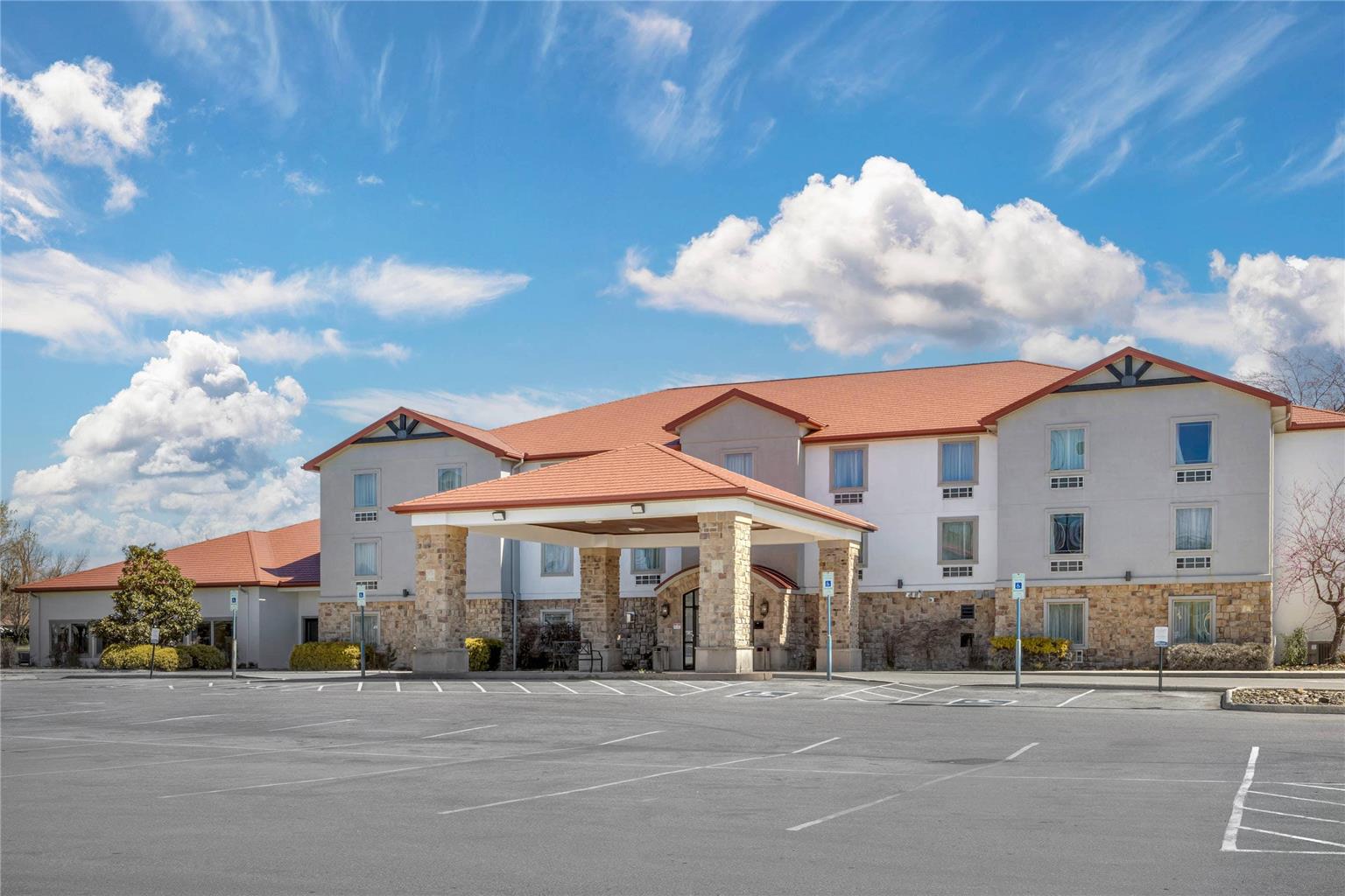 Quality Inn and Suites Monterey I-40