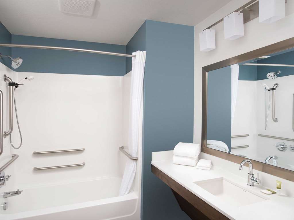 WOODSPRING SUITES CEDAR PARK - AUST-guestroom-Guest Room,Bathroom,On-Site.jpg