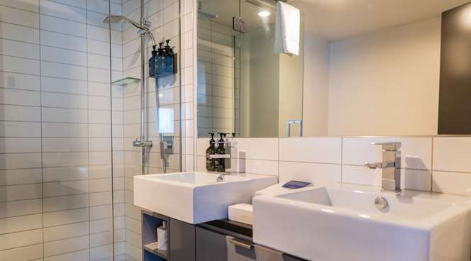 HOTEL MONTREAL-guestroom-Guest Room,Bathroom,On-Site.jpg