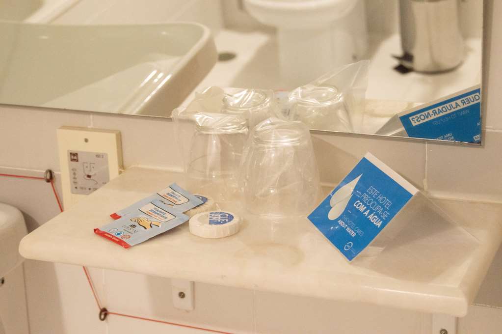 TRYP MONTIJO PARQUE HOTEL-guestroom-Guest Room,Bathroom,On-Site.jpg