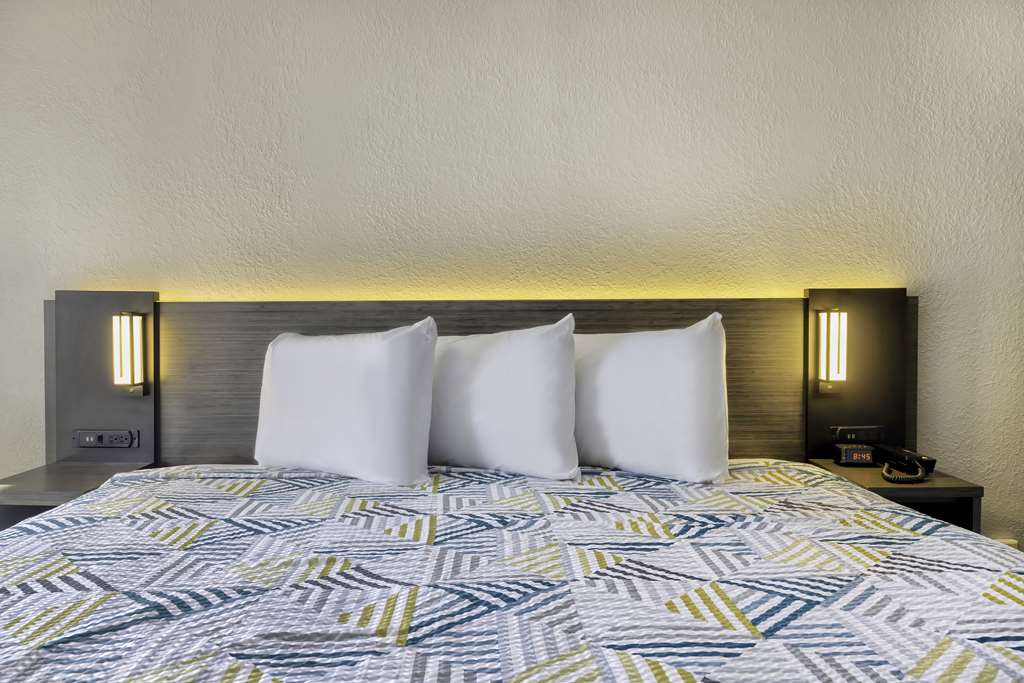 STUDIO 6 EFFINGHAM IL-guestroom-Guest Room,On-Site.jpg
