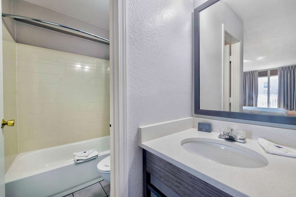 STUDIO 6 EFFINGHAM IL-guestroom-Guest Room,Bathroom,On-Site.jpg