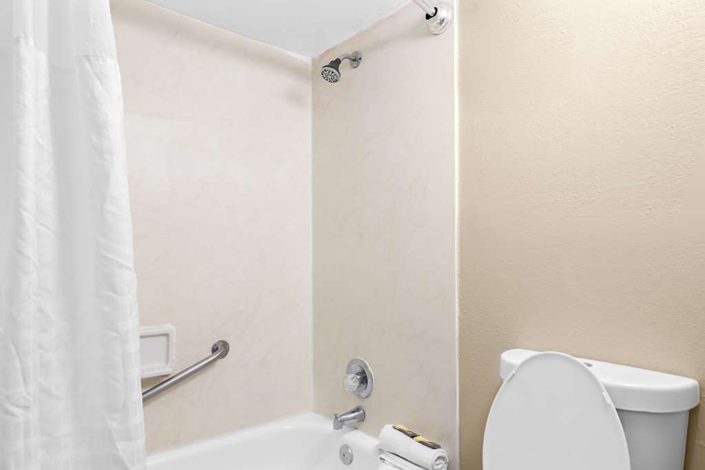 SUBURBAN STUDIOS BRUNSWICK I-95-guestroom-Guest Room,Bathroom,On-Site.jpg