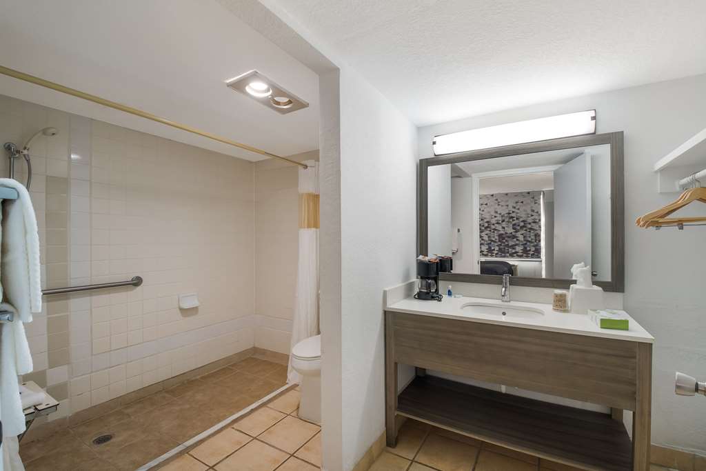 RODEWAY INN CLEVELAND TN I-75-guestroom-Guest Room,Bathroom,On-Site.jpg
