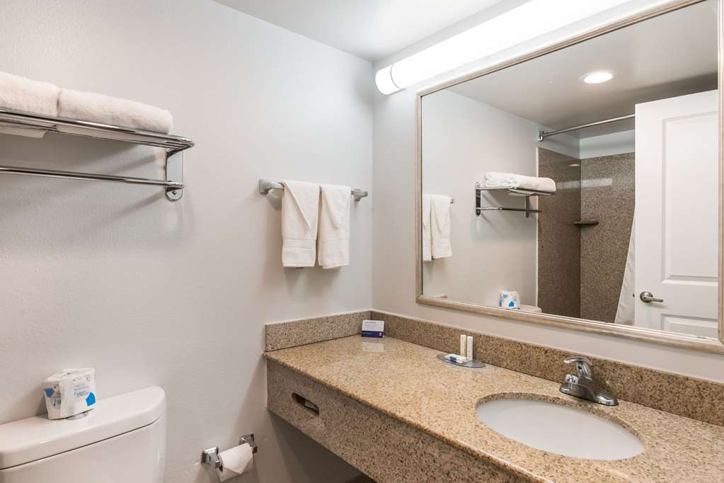 SUBURBAN STUDIOS WILLIAMSBURG CENTR-guestroom-Guest Room,Bathroom,On-Site.jpg