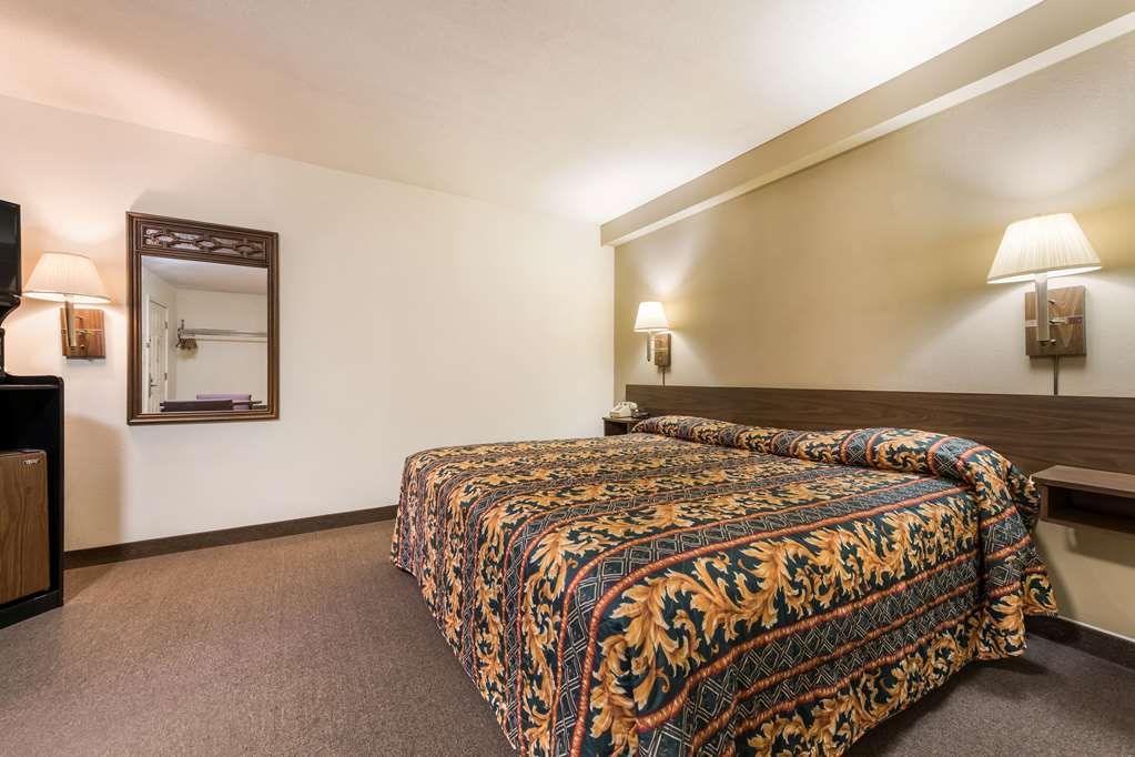 THE WANDER HOTEL, RAMADA-guestroom-Guest Room,On-Site.jpg