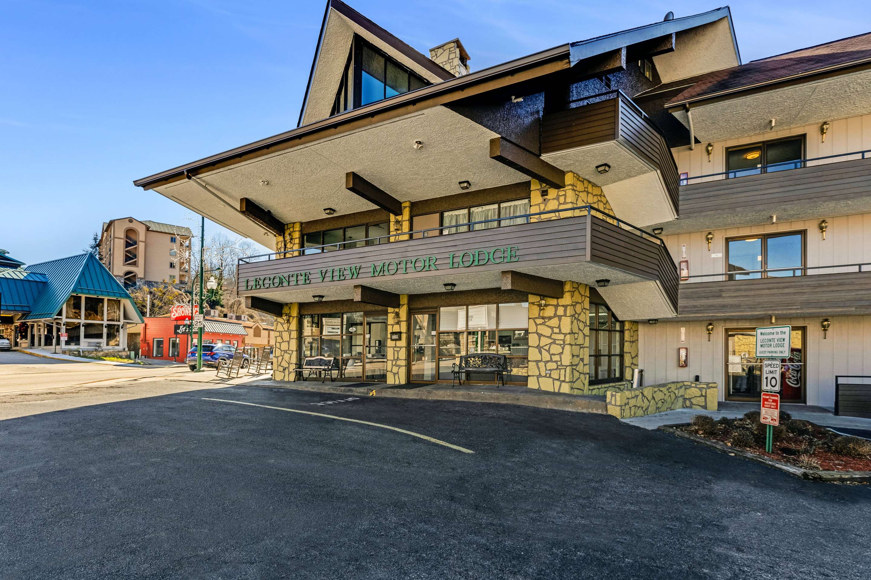 Exterior | LeConte Motor Lodge A Ramada by Wyndham