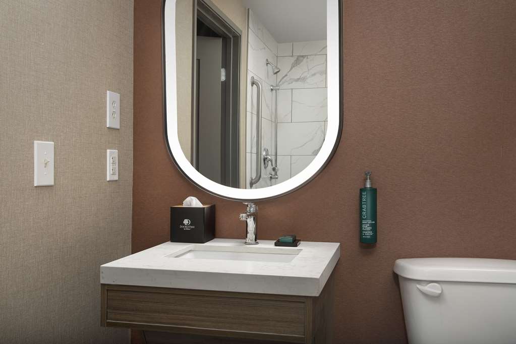 DOUBLETREE CHATTANOOGA HAMILTON PL.-guestroom-Guest Room,Bathroom,On-Site.jpg