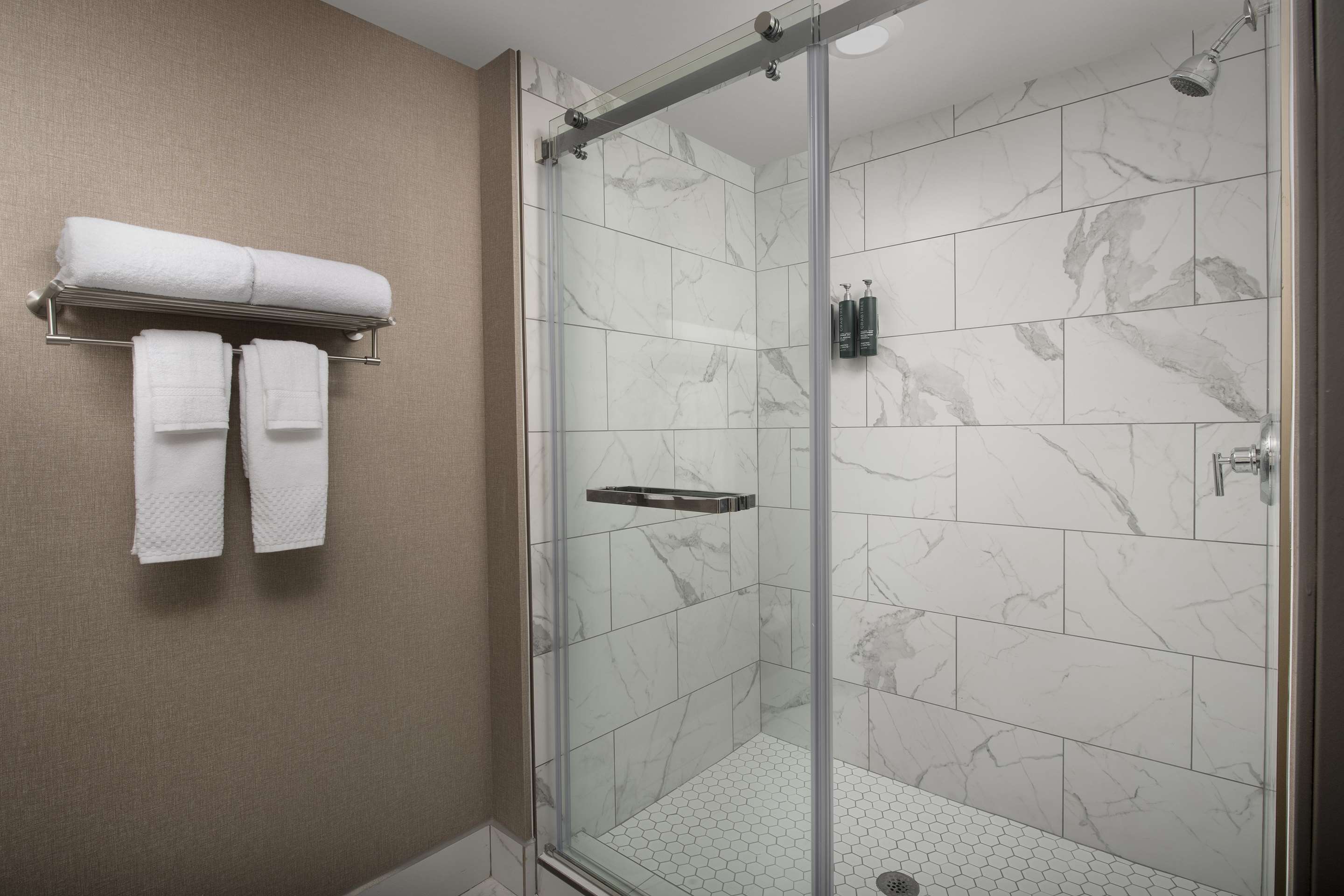 Guest room bath
