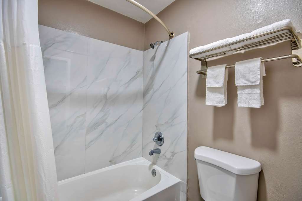STUDIO 6 TEXAS CITY, TX-guestroom-Guest Room,Bathroom,On-Site.jpg