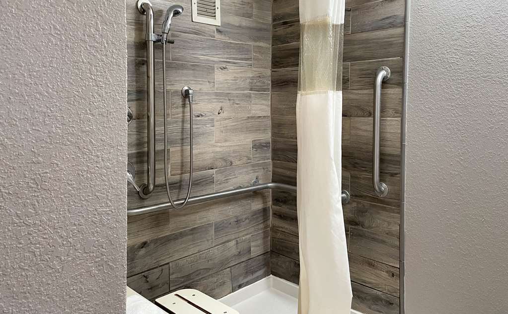 MOTEL 6 MARIANNA, FL-guestroom-Guest Room,Bathroom,Accessibility,On-Site.jpg