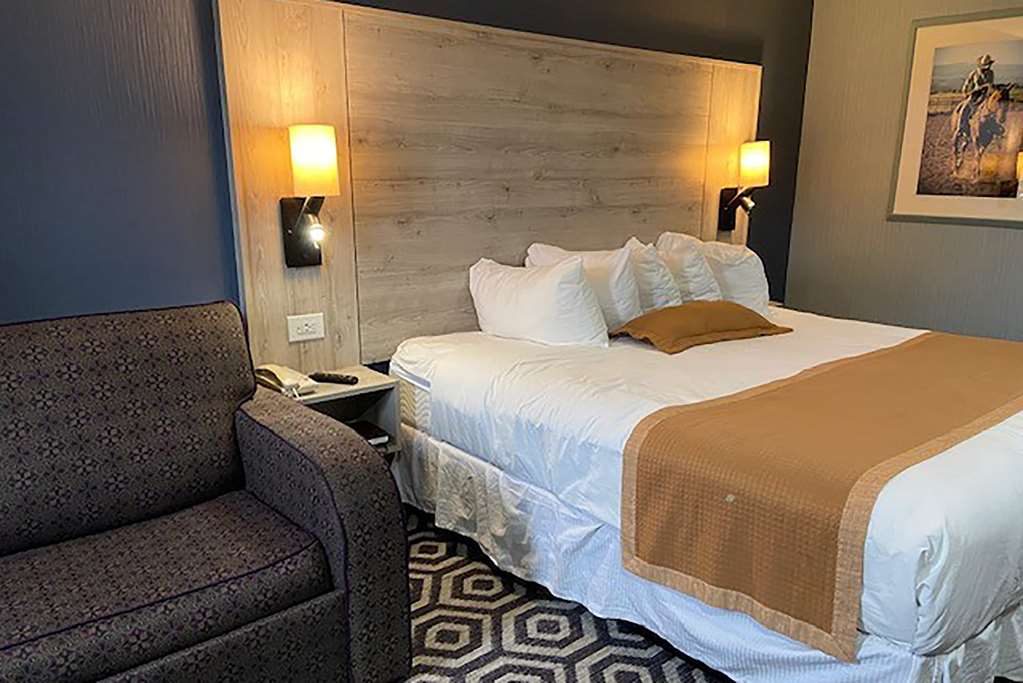 Ramada by Wyndham Medicine Hat - Tap to explore photos