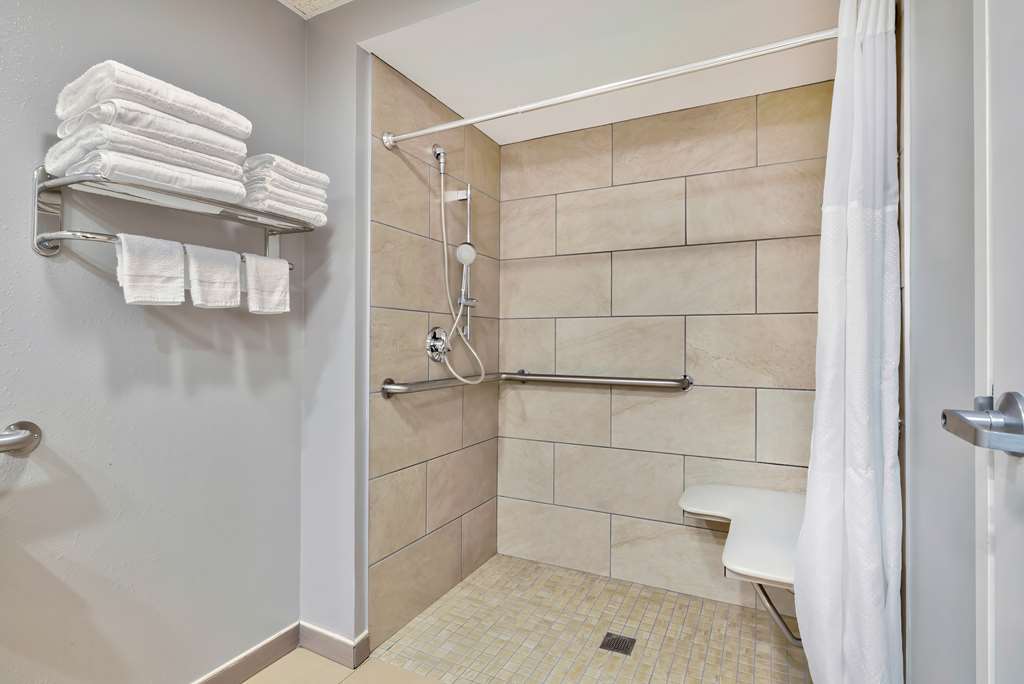 MOTEL 6 BETHEL, CT - DANBURY-guestroom-Guest Room,Bathroom,On-Site.jpg